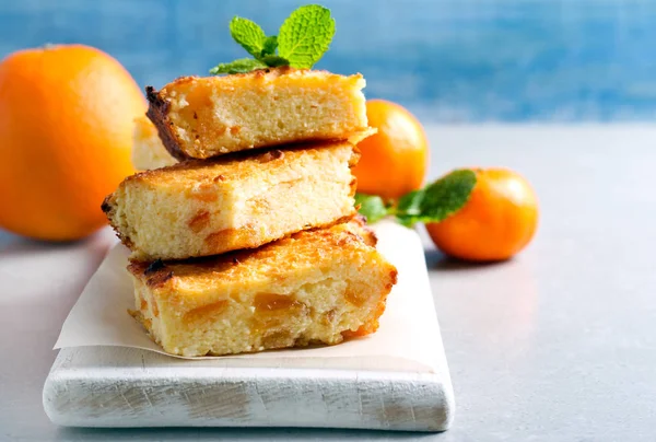 ボード上のオレンジ色のチーズケーキ スライス — ストック写真
