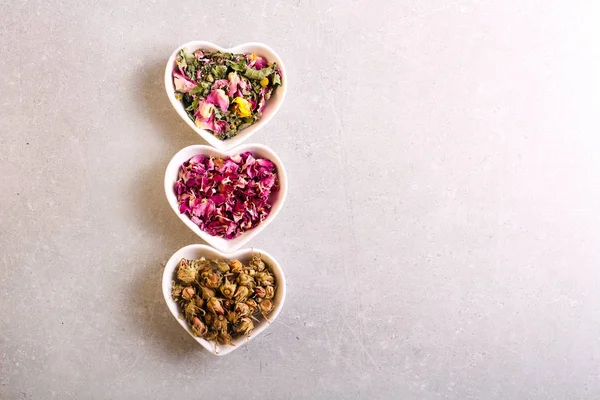 Diverse gedroogde bloemblaadjes en kruiden gebruikt voor thee — Stockfoto