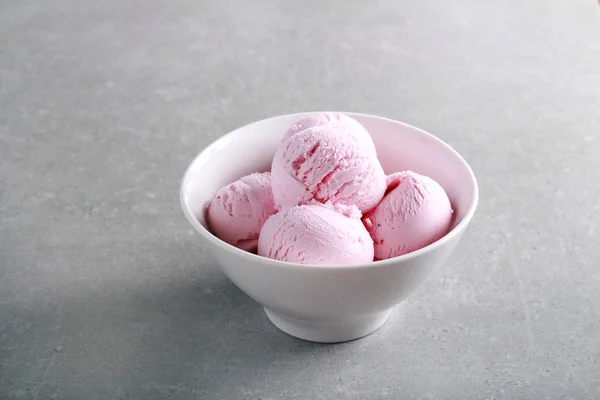 स्ट्रॉबेरी आईस्क्रीम स्कूप्स — स्टॉक फोटो, इमेज
