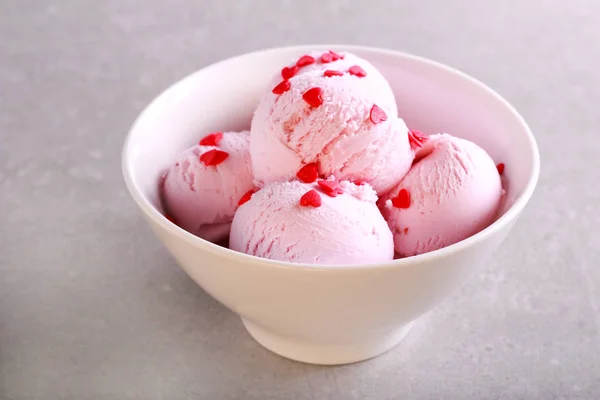 Escovas de sorvete com polvilhas em forma de coração — Fotografia de Stock
