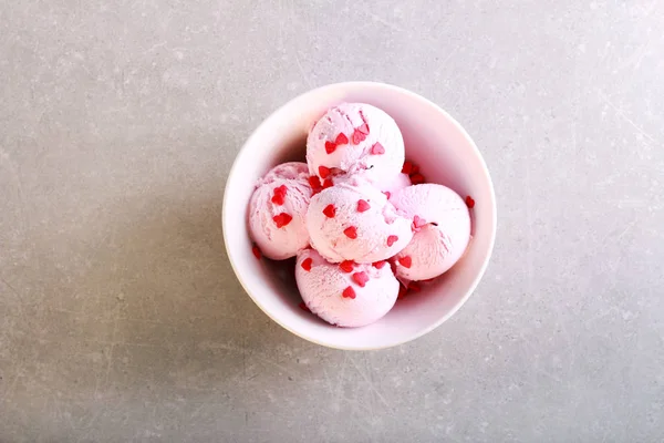Copas de helado con aspersiones en forma de corazón —  Fotos de Stock