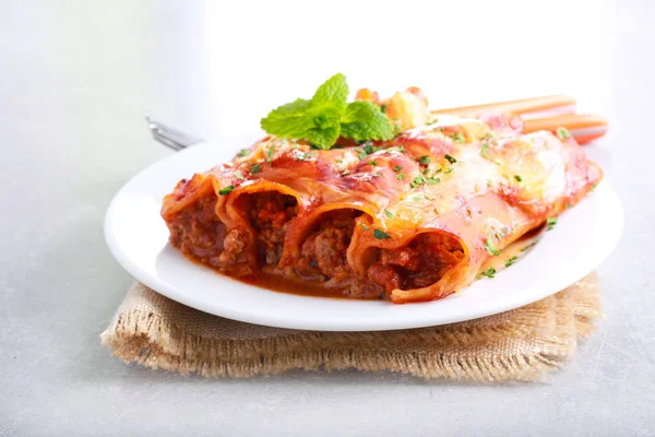 Sığır eti makarna salça ve plaka üzerinde peynir ile, 