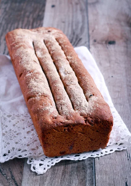 Домашняя ржаная буханка хлеба — стоковое фото