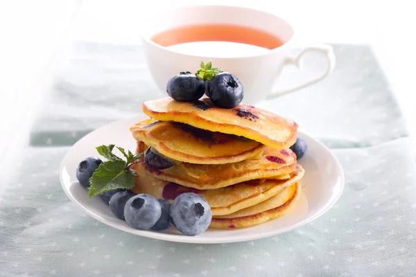 Crêpes aux myrtilles dans une pile — Photo