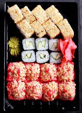 Bir kutu içinde çeşitli suşi mix