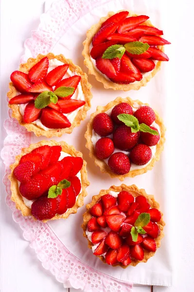 Aardbeien en room kaas mini gebak op tafel — Stockfoto