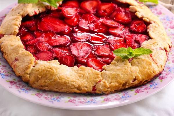 草莓的国王饼蛋糕在桌子上 — 图库照片
