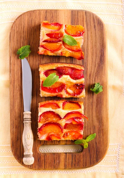 Plum cake bars op houten plank — Stockfoto