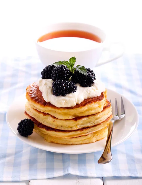 Panquecas com creme azedo e amora preta — Fotografia de Stock