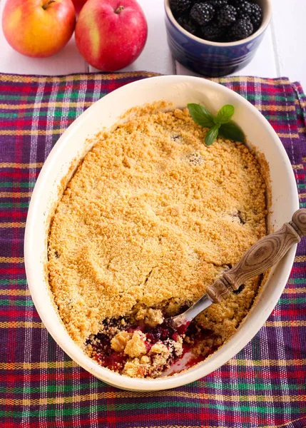 Crumble aux pommes et mûres — Photo