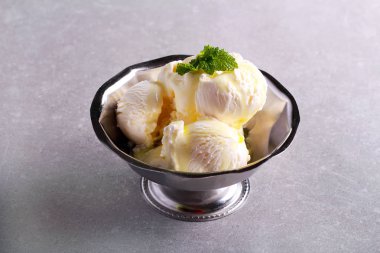 Nane şurubu ile vanilyalı dondurma 