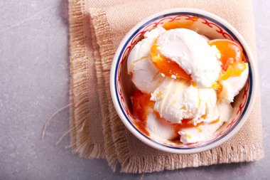 Dondurma kaşık toz ile marmelat 