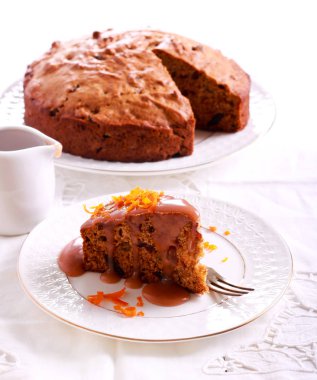 Karamel soslu şekerli puding.