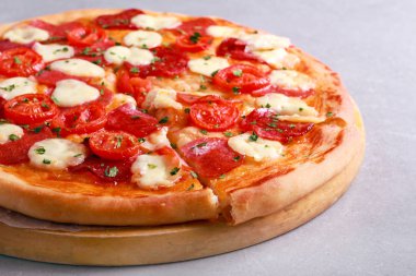 Sosis salam ve mozzarella pizza
