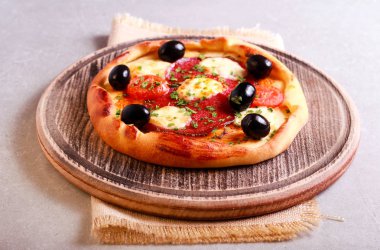 Salam, mozzarella ve zeytin mini pizza