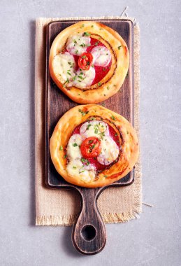 Salam, mozzarella mini pizza, masada