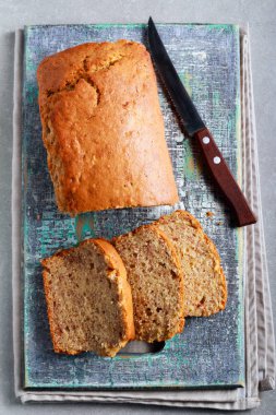 Gemide dilimlenmiş muz somun