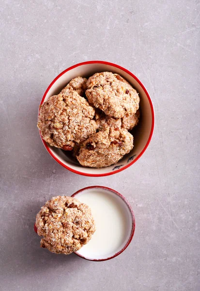 Šálek mléka a celozrnný, ovesných a kokos cookie — Stock fotografie