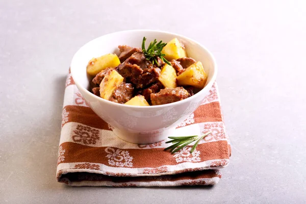 Chicken liver stewed with apple — Stock Photo, Image