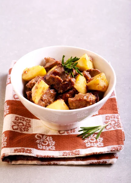 Chicken liver stewed with apple — Stock Photo, Image