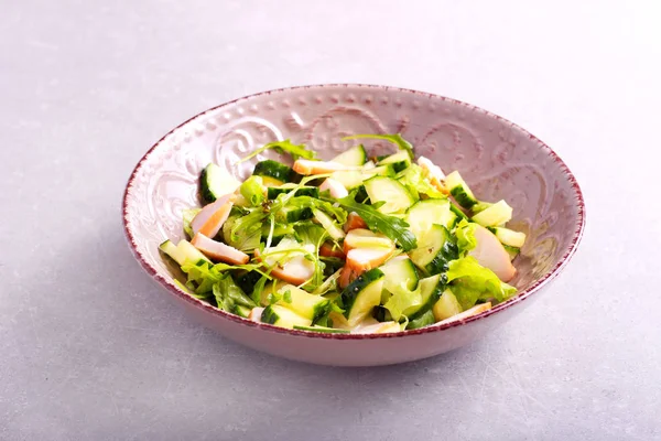 Салат из огурцов, салата и куриной грудки — стоковое фото