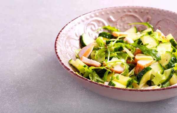 Komkommer, sla en kipfilet, salade — Stockfoto