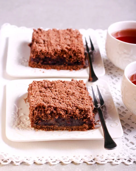 Chocolate crumble cake with cherry filling — Stock Photo, Image