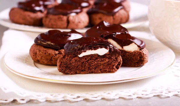 Choklad överraskning kakor med marshmallow fyllning — Stockfoto