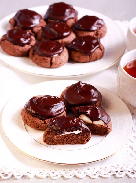 Chocolade verrassing cookies met marshmallow vulling — Stockfoto