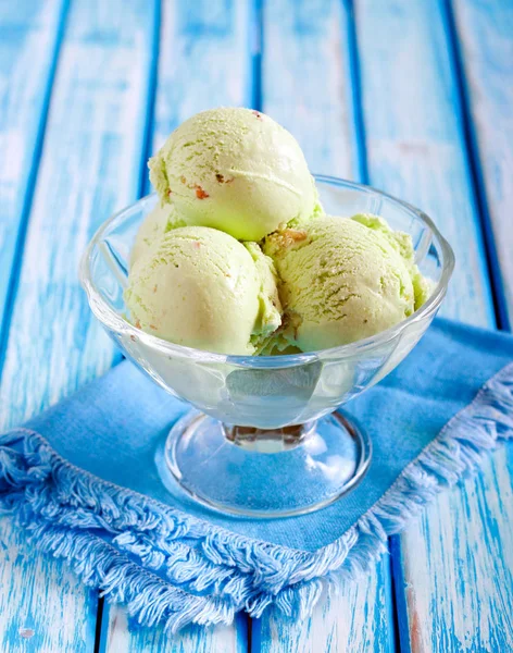 Green Ice cream scoops with syrup — Stock Photo, Image