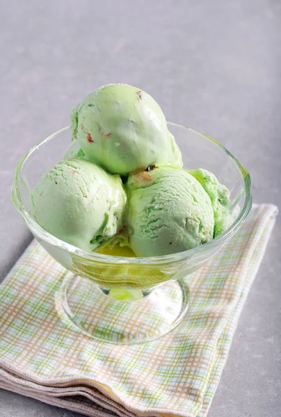 Green Ice cream scoops with syrup — Stock Photo, Image