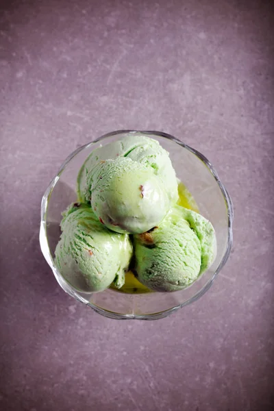 Зелене морозиво з сиропом — стокове фото