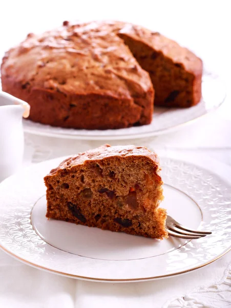 Fecha y rebanada de pastel de pasas — Foto de Stock