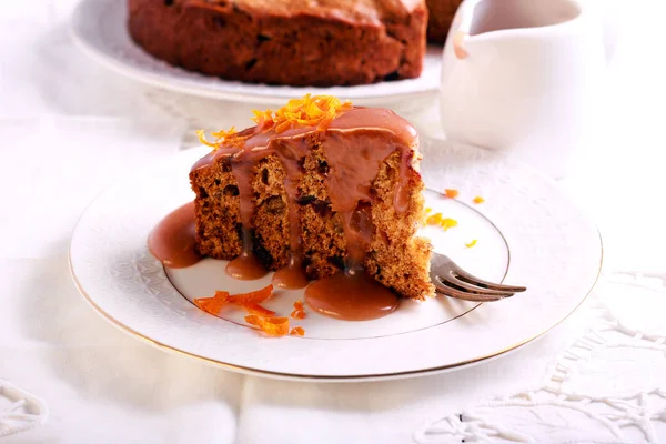 Sticky toffee pudding with caramel sauce — Stock Photo, Image
