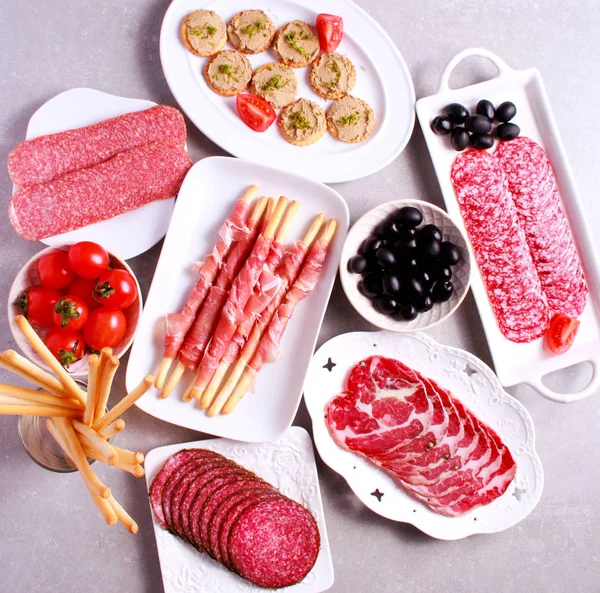 Mistura de produtos à base de carne e aperitivos servidos na mesa — Fotografia de Stock