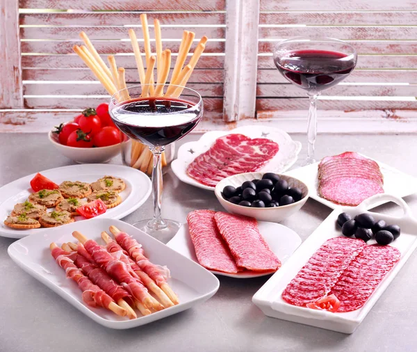 Mistura de produtos à base de carne e aperitivos servidos — Fotografia de Stock