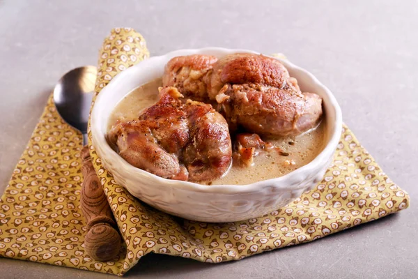 Gulasz wieprzowy, kawałki mięsa w sosie własnym — Zdjęcie stockowe