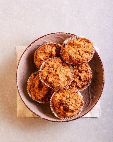 Gluten fri morot muffins med russin i en skål — Stockfoto