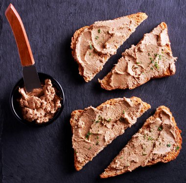 Karaciğer ördek pate kahverengi ekmek üzerinde