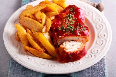 Mozzarella peyniri domates altında tavuk göğsü dolması 