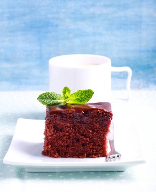 Çikolata kumlama ile kiraz kek