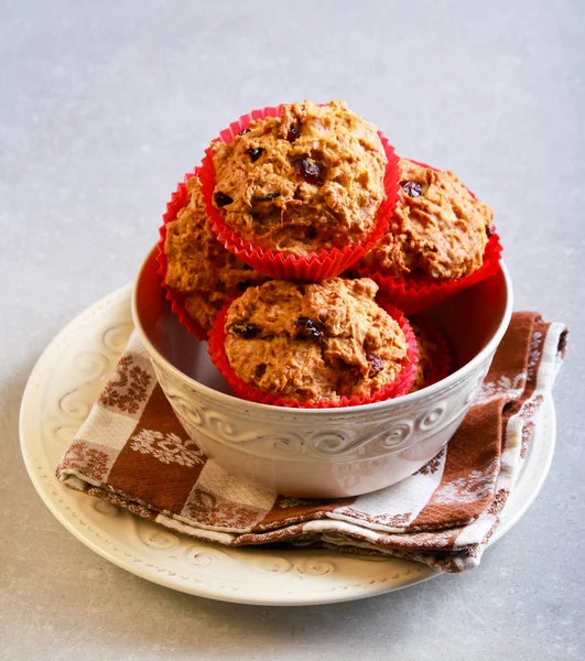 Morot, äpple och tranbär muffins — Stockfoto