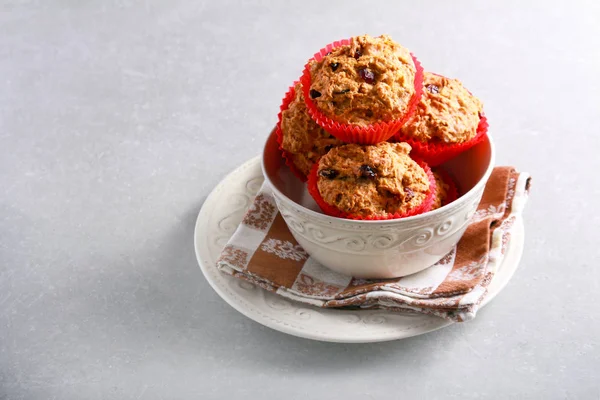 Morot, äpple och tranbär muffins — Stockfoto