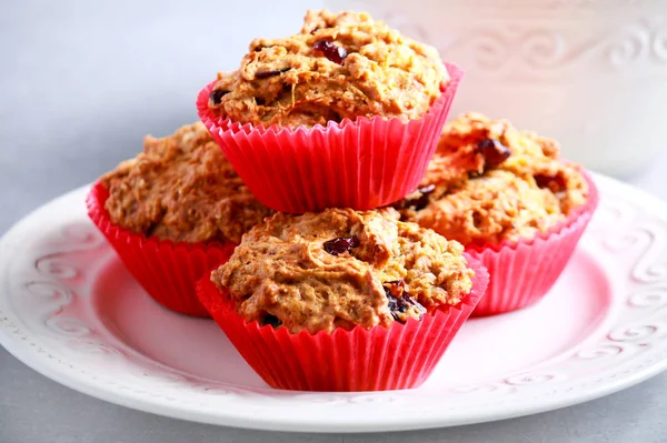 Morot, äpple och tranbär muffins — Stockfoto