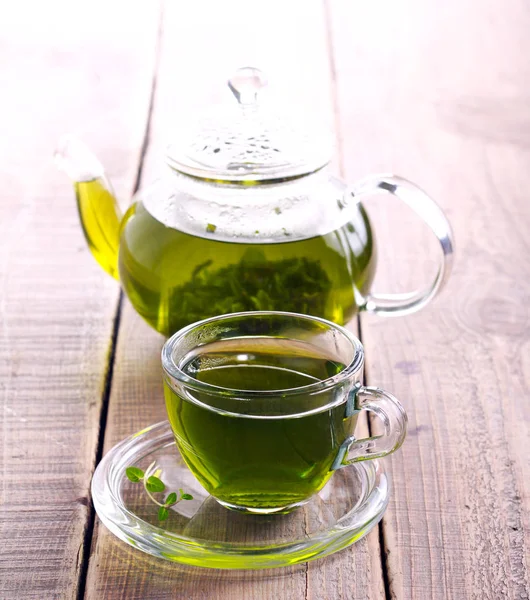 Зеленый травяной чай в стеклянной чашке — стоковое фото