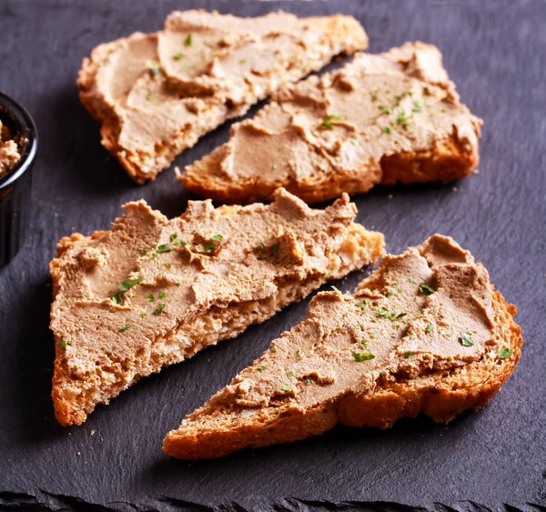 Утка печени паштет над коричневым хлебом — стоковое фото