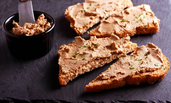 Eendenlever pate over bruin brood — Stockfoto