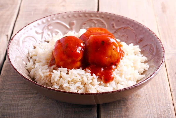 Lihapullia tomaattikastikkeessa koristeltu — kuvapankkivalokuva
