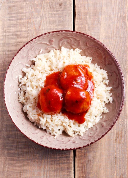 쌀과 함께 garnished 토마토 소스 미트볼 — 스톡 사진