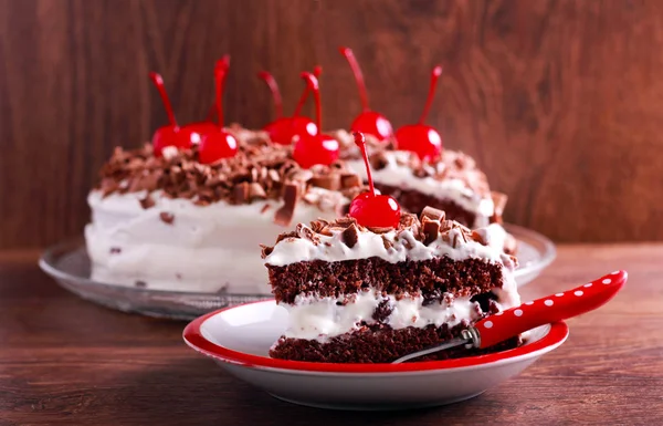 Zwarte woud taart - chocolade base met kersen en slagroom — Stockfoto